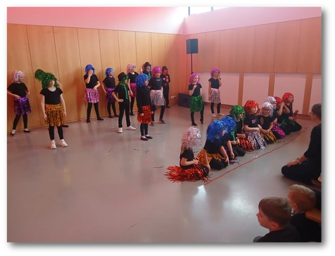 Hier sehen Sie die Tanzgruppe des Sportvereins Macken „Funny-Fire-Flames“ bei ihrem Auftritt.